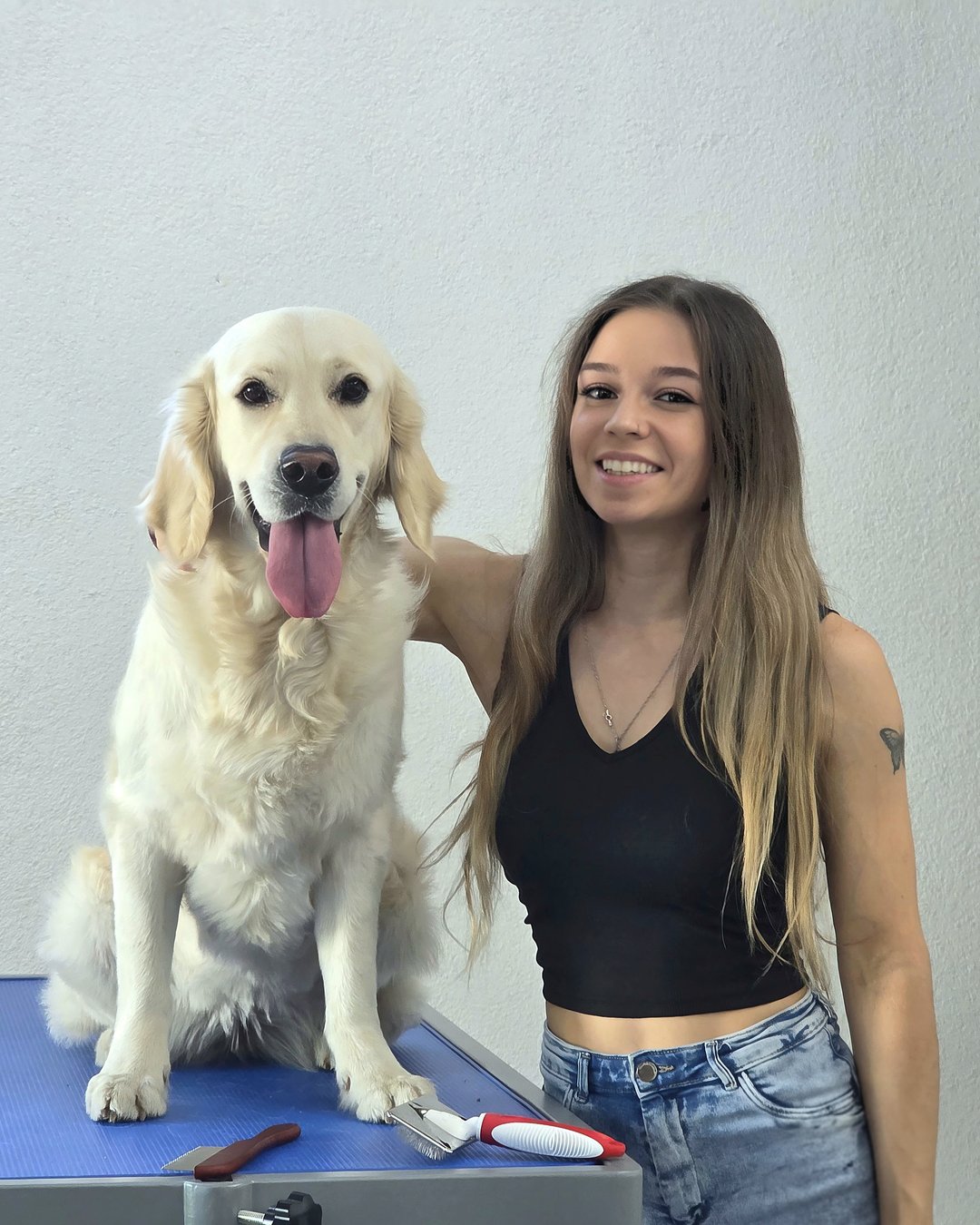 Jennifer Schena, Hundecoiffeuse SVBT, mit ihrer Golden Retriever Hündin Levana im Hundesalon Levana Balgach